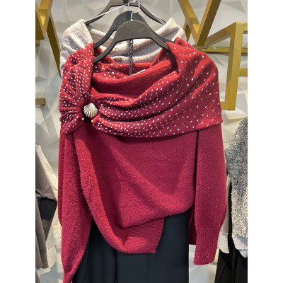 Broş Detaylı Madonna Yaka İthal Triko